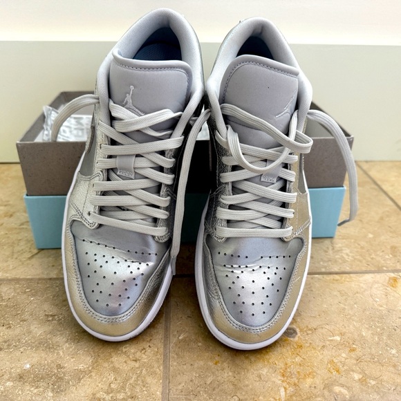 Air Jordan 1 Metallic Silver sneakers - Picture 8 of 11